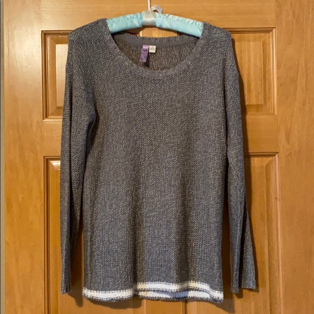 Cute gray sweater with white details